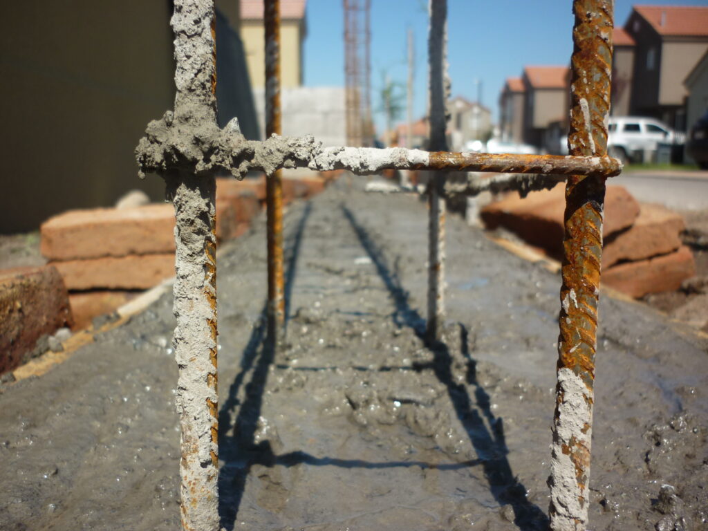 Construcción en General de reja metálica con pilares de hormigón
